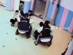 地震时瘦弱女幼师尝试一次抱4个娃 无私的勇气和爱心！（图）