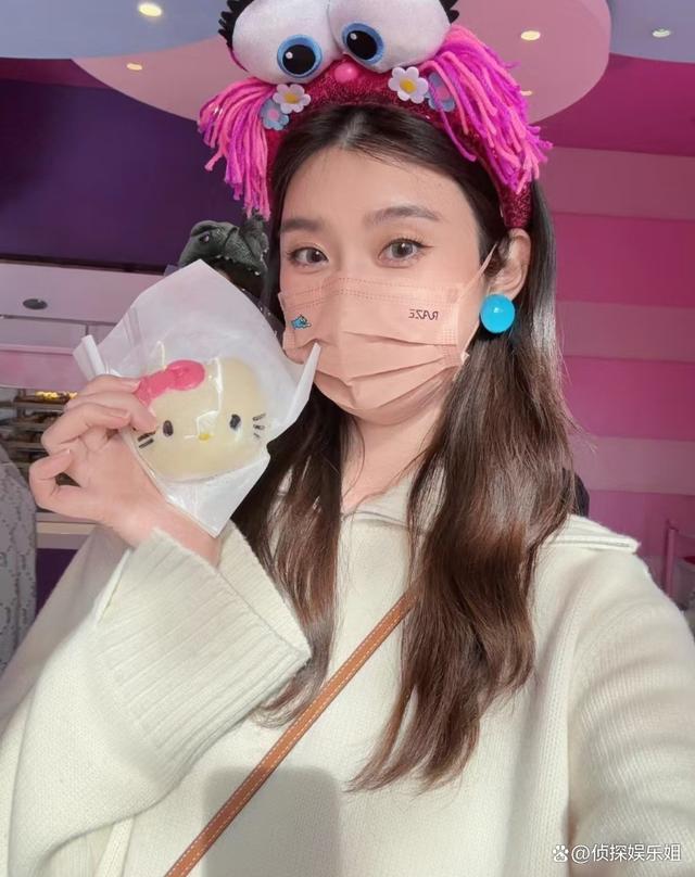 奚梦瑶晒儿子女儿正脸照 幸福家庭出游记